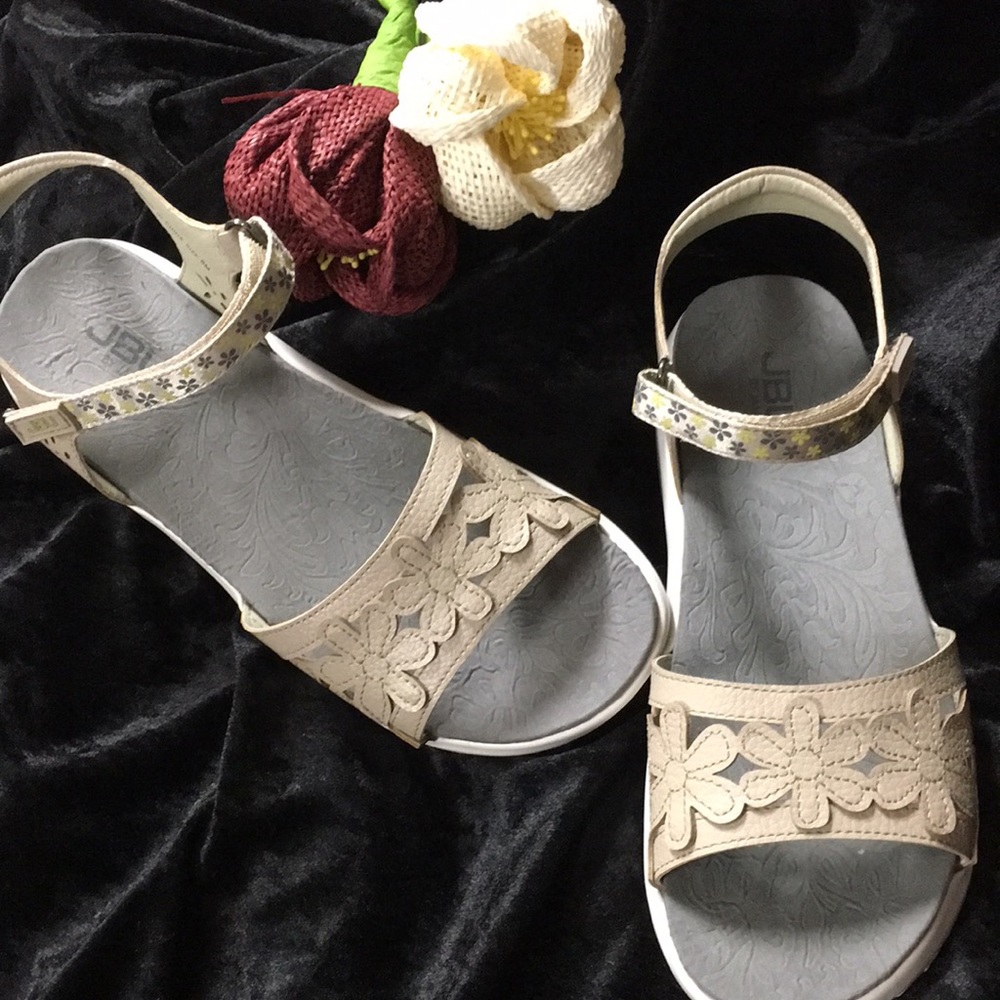 JBU Tan White sandal arch support 8 like new